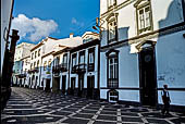 Azzorre - Isola Sao Miguel, Ponta Delgada. La caratteristica pavimentazione portoghese del centro storico. Qui siamo nei pressi del Campo di San Francesco. 
